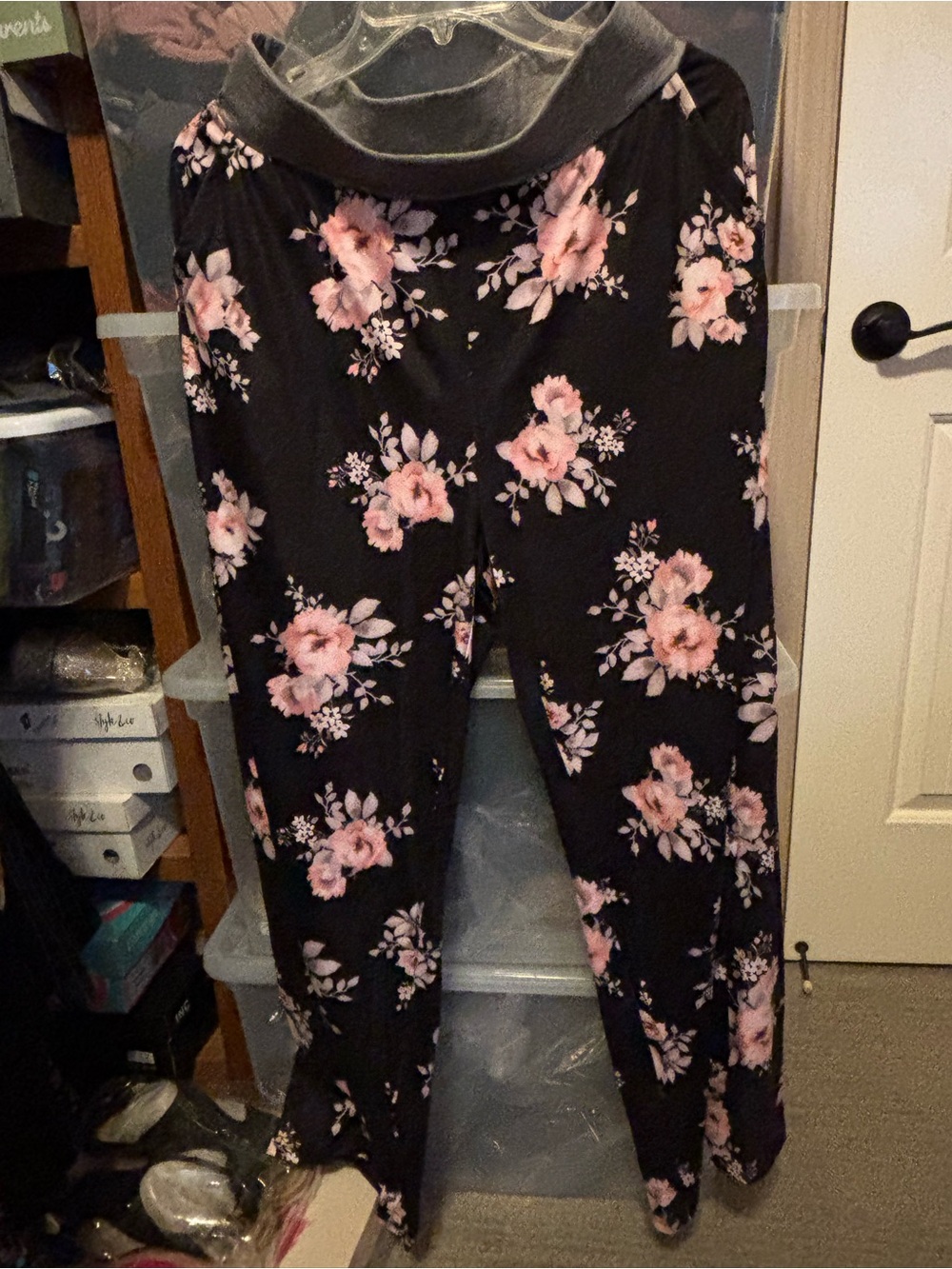 NWT: BloomChic size 10 Floral Print Lounge Pants with Pink Roses